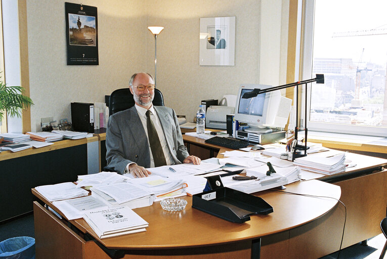 Fotografia 6: Portrait of Director General Dietmar NICKEL in his office in Brussels