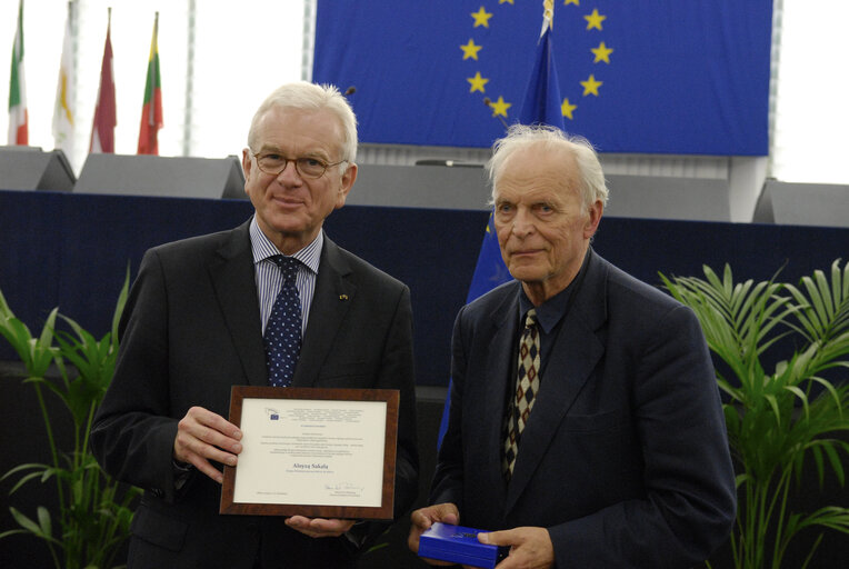 Medal presentation ceremony to former MEPs