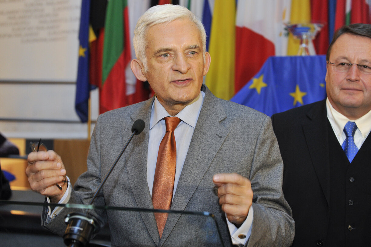 Jerzy BUZEK, EP President, receives the Flame of Peace from Bethleem in Strasbourg