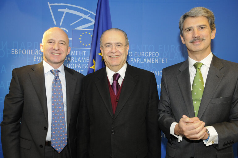 Zdjęcie 2: EP President Jerzy Buzek meets with MEPs Ioannis Kasoulides and JoseÃÅ Ignacio Salafranca Sanchez-Neyra in Strasbourg