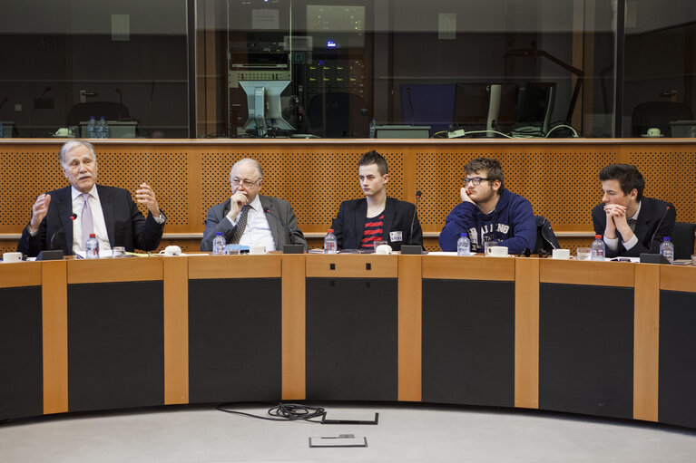 Photo 8: Visitors from the Paris office meet with MEPs