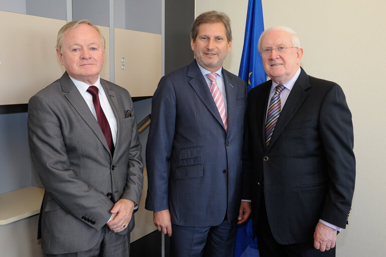 Φωτογραφία 3: Jim HIGGINS in the European parliament in Strasbourg with Commissioner Johannes HAHN, in charge of Regional Policy