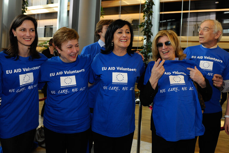 Fotografija 8: EU Aid Volunteers with Commissioner Georgieva KRISTALINA in charge of International Cooperation, Humanitarian Aid and Crisis Response