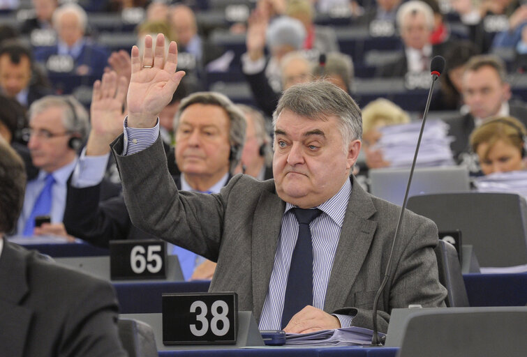 Nuotrauka 5: Herbert REUL during the vote in Hemicycle