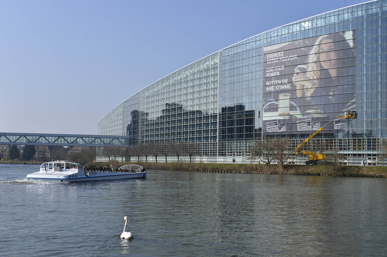 Fotagrafa 20: EE2014 - Set up of the Go to Vote campaign banners in Strasbourg