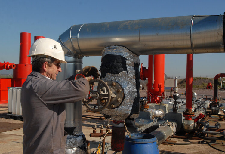 Gethermal power station - Pipe installations.  Pipelines