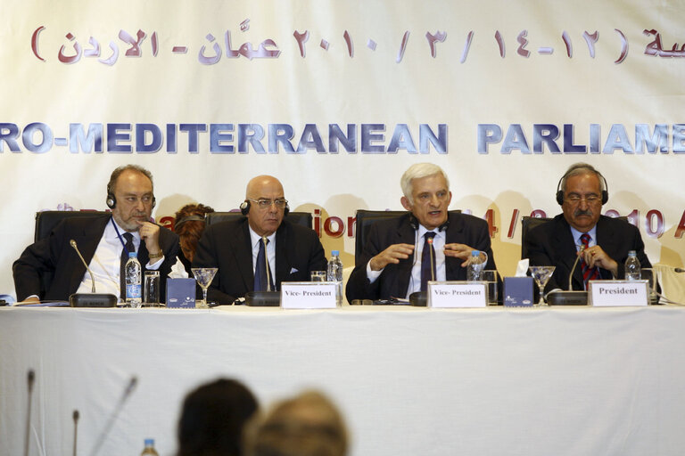 Fotografi 2: President Jerzi Buzek attends the closing meeting of the EMPA plenary session, on March 14, 2010 in Amman, Jordan (Salah Malkawi/ SIPA)