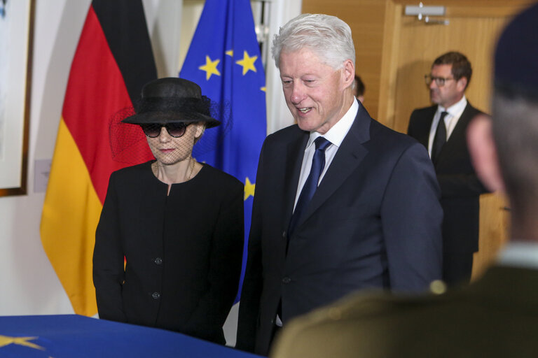 European Ceremony of Honour for Dr. Helmut KOHL - Maike KOHL-RICHTER, widow of Helmut Kohl, on the left, and Bill CLINTON, former President of the United States, paying tribute to Helmut Kohl