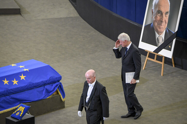 European Ceremony of Honour for Dr. Helmut KOHL - Bill CLINTON, former President of the United States, saluting Helmut KOHL