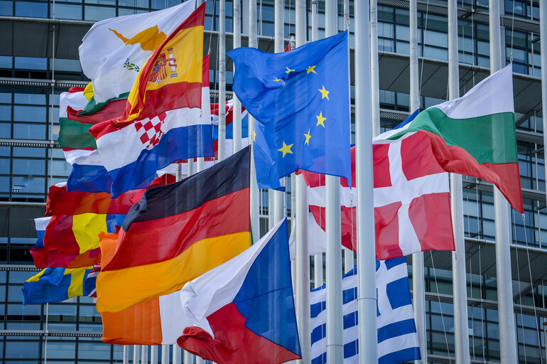 Suriet 5: European Ceremony of Honour for Dr. Helmut KOHL, Former Chancellor of the Federal Republic of Germany and Honorary Citizen of Europe (1930 - 2017) at the European Parliament in Strasbourg- Flags at middle mast