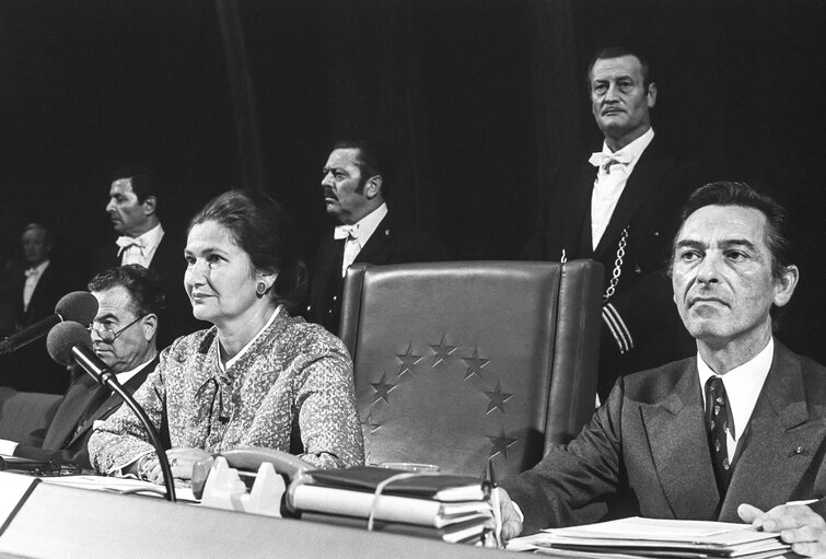 Foto 1: Simone VEIL chairing the first sitting of the European Parliament elected by direct universal suffrage in Strasbourg.