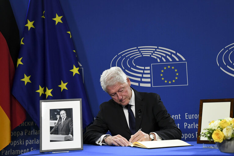 Nuotrauka 6: European Ceremony of Honour for Dr. Helmut KOHL - Signature by Bill CLINTON, former President of the United States