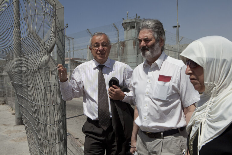 Foto 7: EP members pay a visit to the Qalandia checkpoint near the West Bank city of Ramallah and at the Palestinian Authority's Prime Minister Office