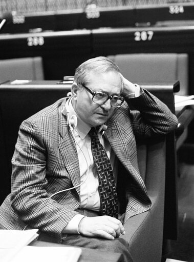 The MEP Pancrazio DE PASQUALE during a session in the hemicycle of Strasbourg in April 1982.