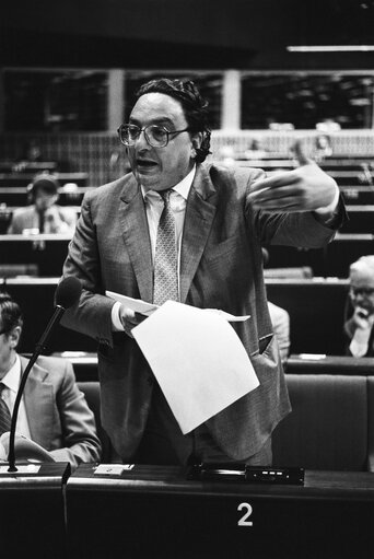 Italian Minister Gianni DE MICHELIS in Plenary Session at the European Parliament in Strasbourg in June 1985. Italian Presidency of the EU