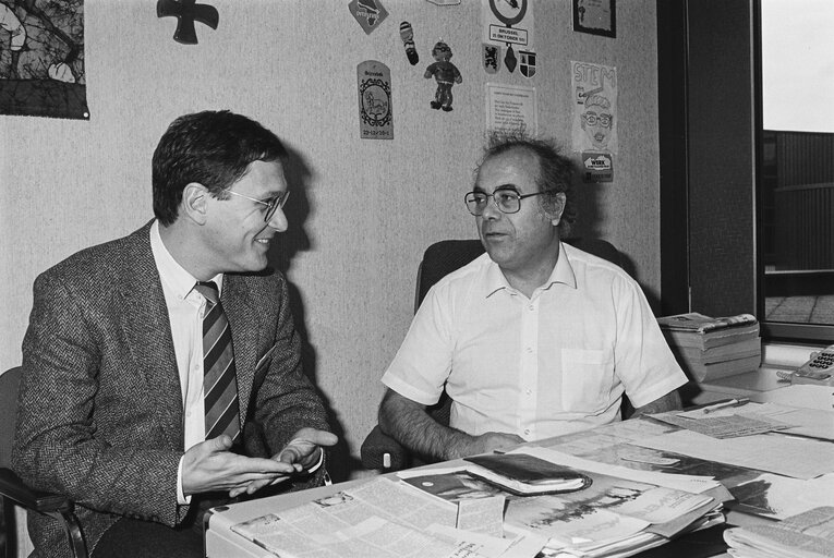 MEP Willy KUIJPERS with a guest in his office in Strasbourg in December 1985