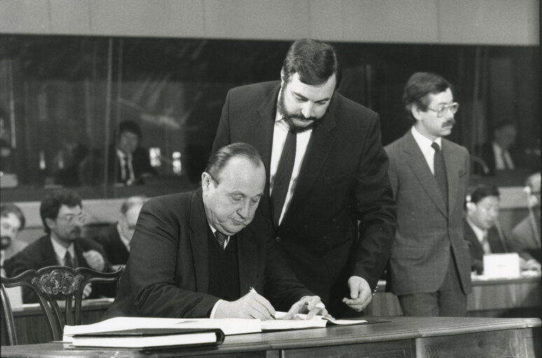 Hans-Dietrich GENSCHER, German Foreign Affairs Minister, Signs the Single European Act in Luxembourg on February 2, 1986.