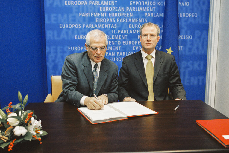 Signature of five legislative acts with Dutch European Affairs Minister Atzo Nicola?Ø