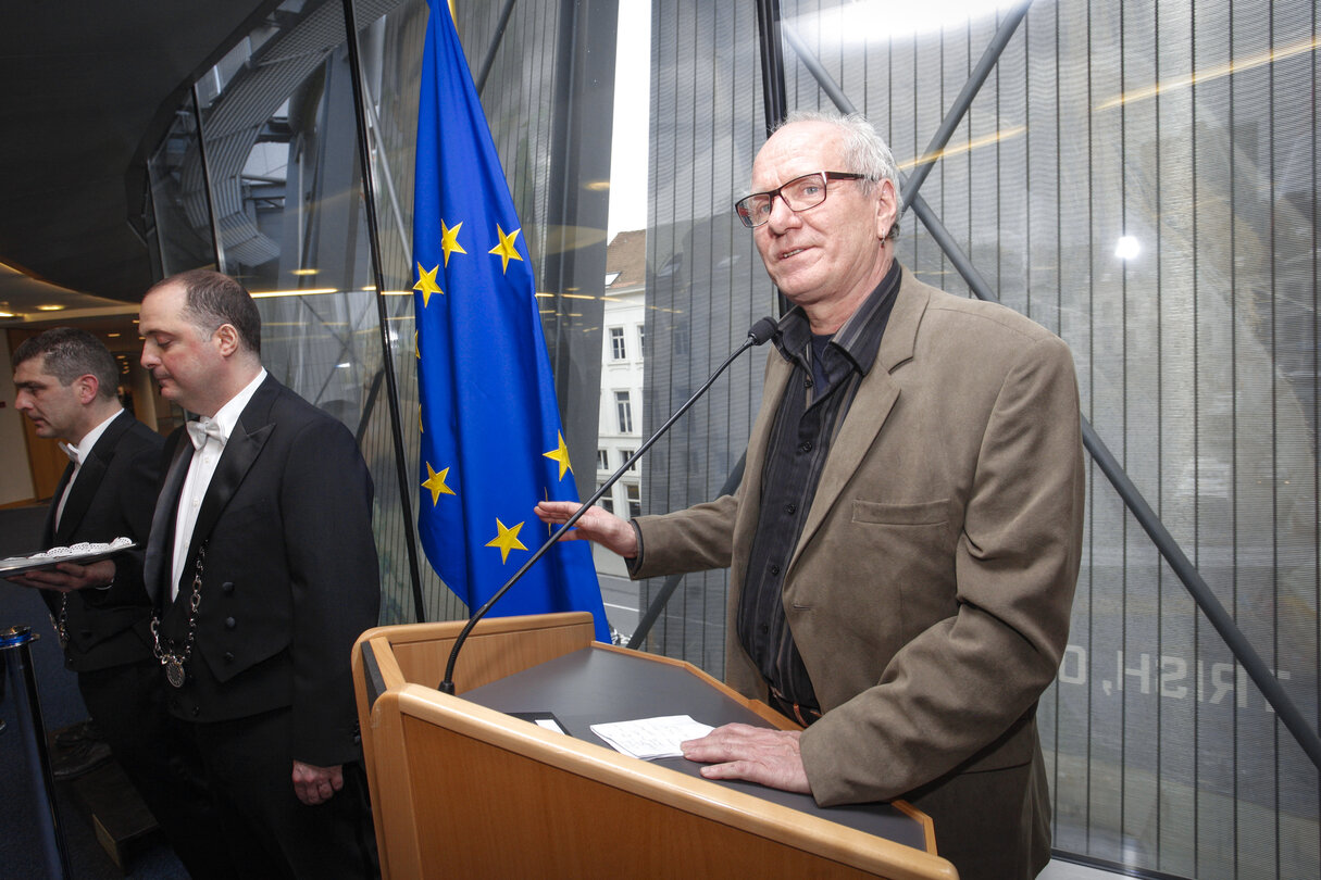 Handing over of a sculpture of Danish artist Jens GALSCHIOT by Danish Parliament.