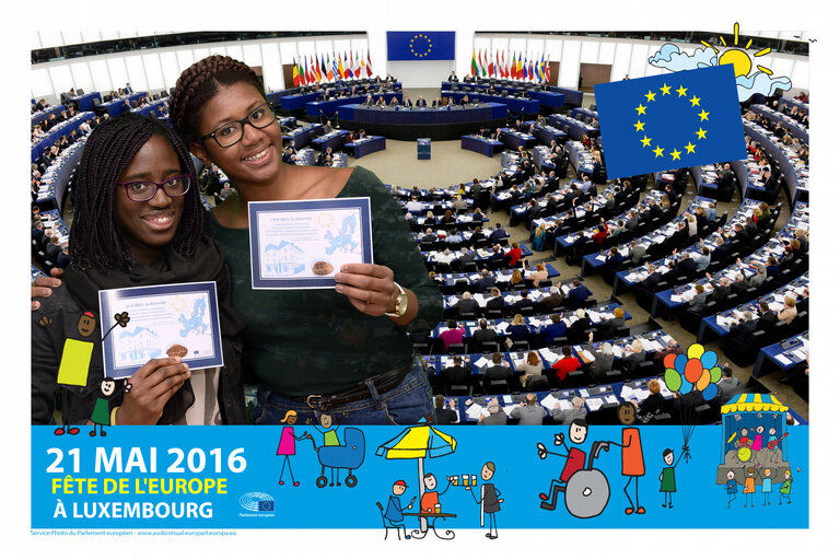 Citizen pose for a photo souvenir at the Fête de l'Europe in Luxembourg