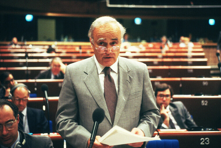 Fotografija 3: The Minister for Foreign Affairs of Greece addresses the EP in Strasbourg at the start of the Greek Presidency.