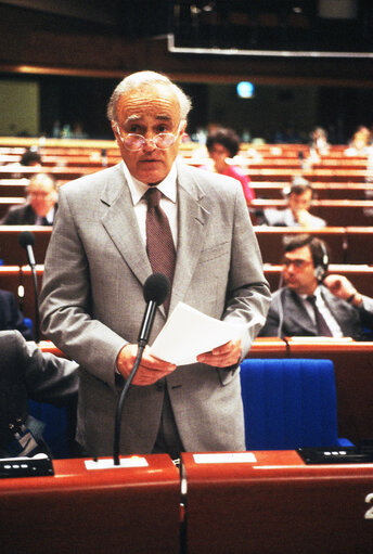 Fotografia 4: The Minister for Foreign Affairs of Greece addresses the EP in Strasbourg at the start of the Greek Presidency.