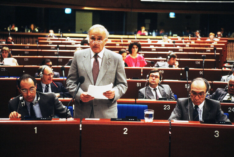 Fotografija 1: The Minister for Foreign Affairs of Greece addresses the EP in Strasbourg at the start of the Greek Presidency.