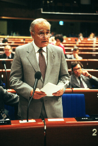 Fotografie 2: The Minister for Foreign Affairs of Greece addresses the EP in Strasbourg at the start of the Greek Presidency.