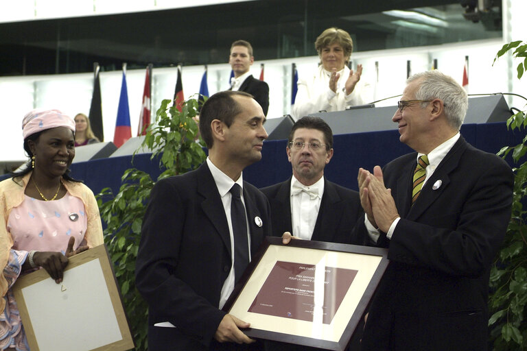 Foto 42: The 2005 Sakharov Prize is awarded to the Women in White, Hauwa Ibrahim and RSF (Reporters without borders)