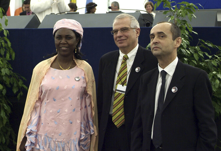 Foto 41: The 2005 Sakharov Prize is awarded to the Women in White, Hauwa Ibrahim and RSF (Reporters without borders)