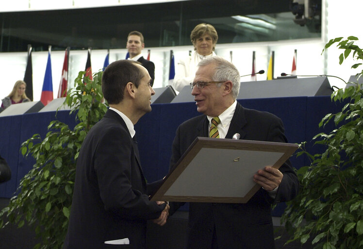 Foto 43: The 2005 Sakharov Prize is awarded to the Women in White, Hauwa Ibrahim and RSF (Reporters without borders)