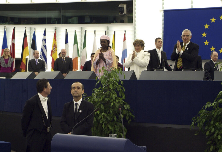 Foto 44: The 2005 Sakharov Prize is awarded to the Women in White, Hauwa Ibrahim and RSF (Reporters without borders)