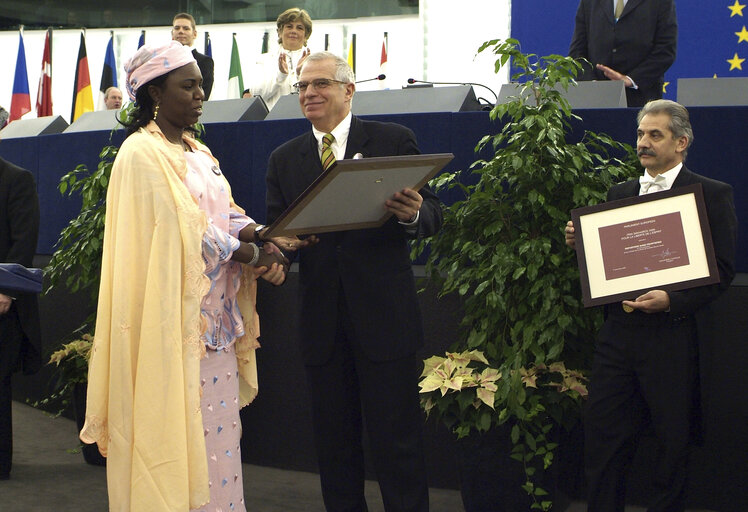 Foto 20: The 2005 Sakharov Prize is awarded to the Women in White - Damas de Blanco, Hauwa Ibrahim and RSF (Reporters without borders)