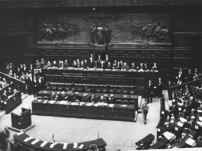 Снимка 16: Plenary session of the Assembly of the ECSC - General view on the Montecitorio Hemicycle