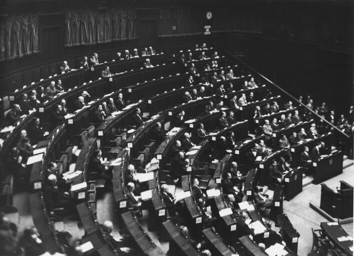 Снимка 14: Plenary session of the Assembly of the ECSC - General view on the Montecitorio Hemicycle