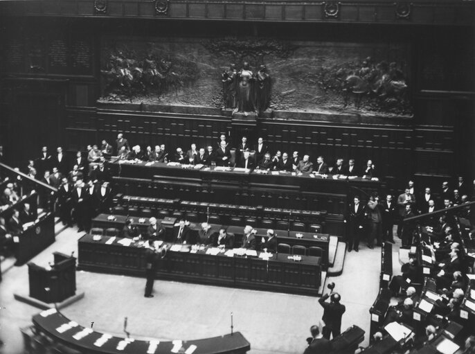 Снимка 17: Plenary session of the Assembly of the ECSC - General view on the Montecitorio Hemicycle