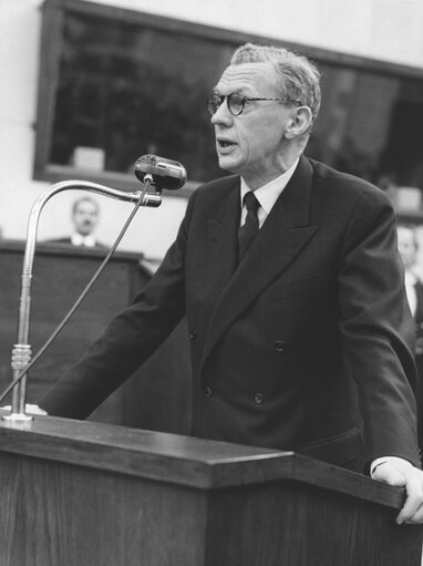 Fotografie 10: Maurice COUVE DE MURVILLE during the European Parliamentary Assembly on the 30th of March 1962