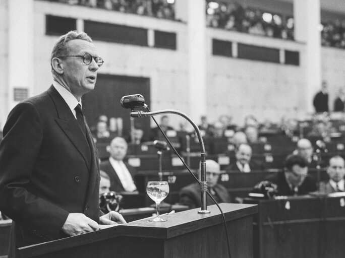 Fotografi 11: Maurice COUVE DE MURVILLE during the European Parliamentary Assembly on the 30th of March 1962