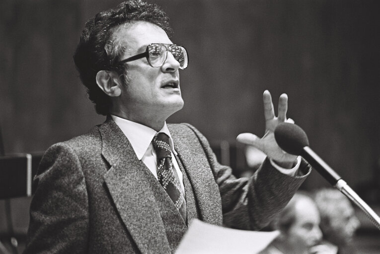 Foto 1: Renato SANDRI during a plenary session in Luxembourg in February 1977