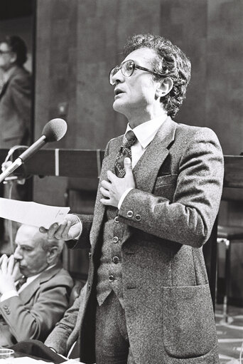 Foto 4: Renato SANDRI during a plenary session in Luxembourg in February 1977