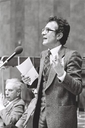 Foto 3: Renato SANDRI during a plenary session in Luxembourg in February 1977