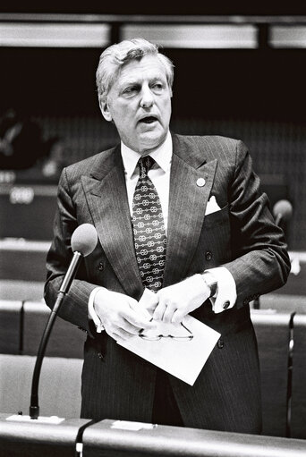 Foto 19: The delegue Erik Bernhard BLUMENFELD during a session in Strasbourg in 1977.