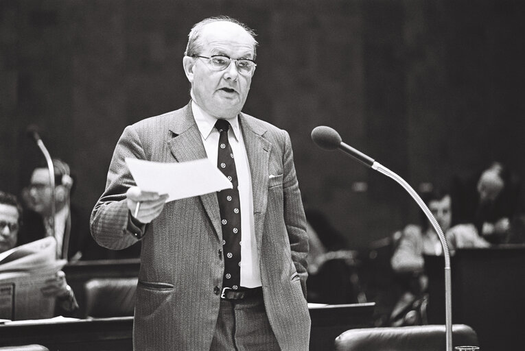 Fotografia 1: Lucien MARTENS MEP during a plenary session in Luxembourg in March 1977