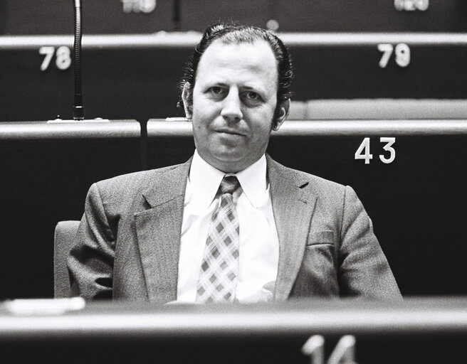 Fotografija 22: The delegue Jacques SANTER during a session in Strasbourg in March 1977.