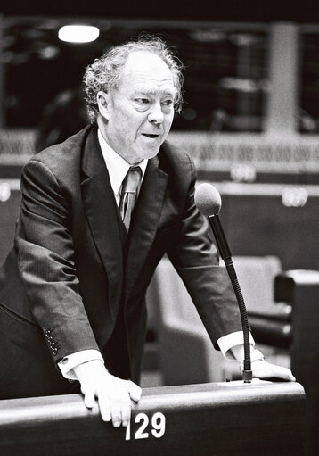 Foto 28: The delegue Lord Rowland ST OSWALD during a session in Strasbourg in March 1977.