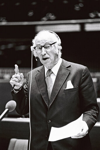 Foto 7: Lord Edward CASTLE, Member of the European Parliament, during a session in Strasbourg in March 1977.