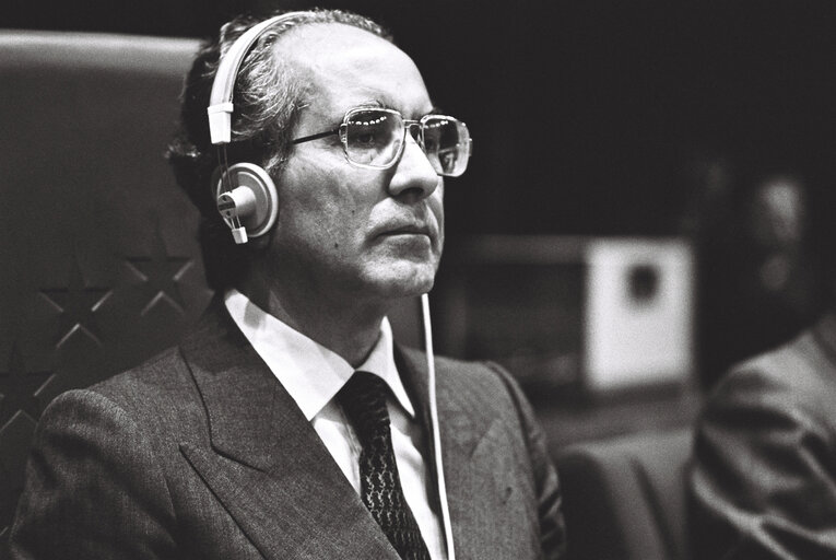 Fotografia 2: Emilio COLOMBO presiding the Plenary Session in Strasbourg in May 1977