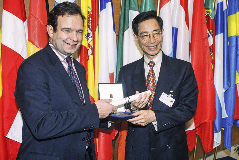 Fotografia 1: Martin LEE, Chairman of the Democratic Party in Hong Kong receives the Robert Schuman medal