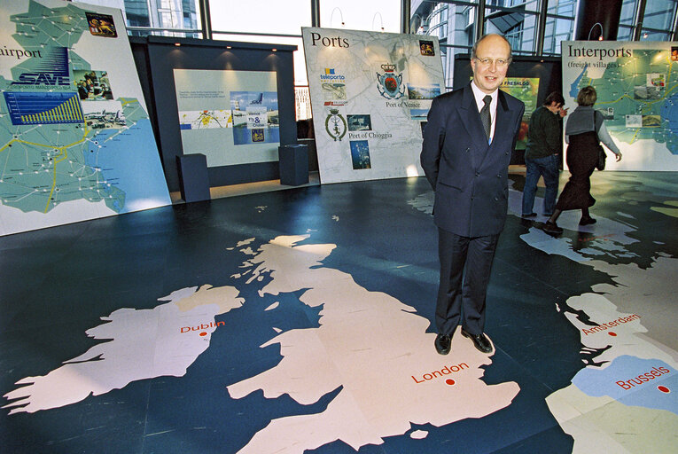 Снимка 2: MEP Andrew DUFF at the European Parliament