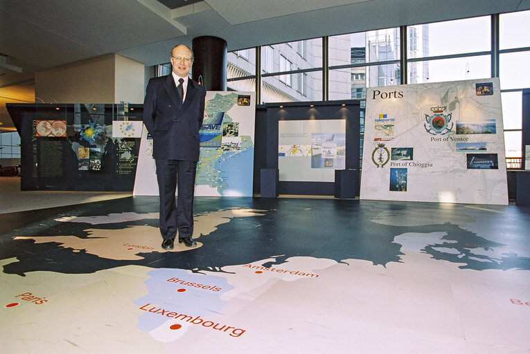 Снимка 1: MEP Andrew DUFF at the European Parliament